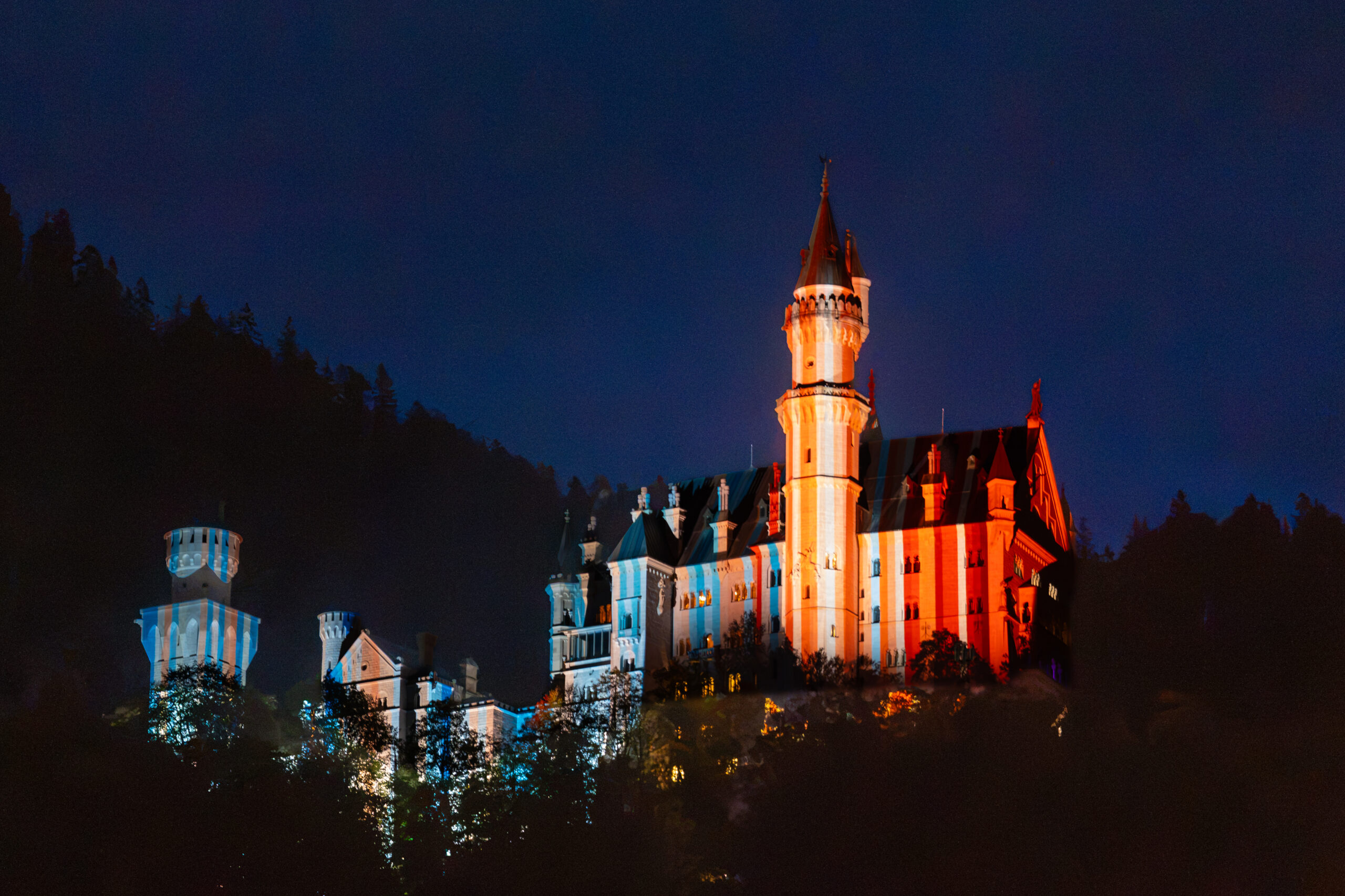 Neuschwanstein in Klimastreifen: Projection Mapping auf 136 Metern Fassade